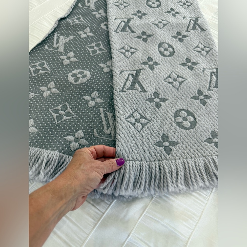AUTHENTIC! Louis Vuitton Gray Monogram Scarf. PRICE REDUCED! Great condition! - Picture 2 of 8